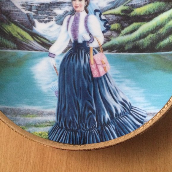 AVON president's club award plate "Mrs. Albee visits lake Louise" - Picture 4 of 5